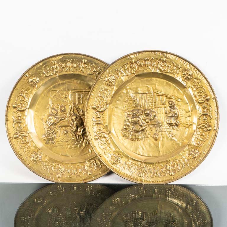 Par de Platos de Bronce Repujado con Escenas
