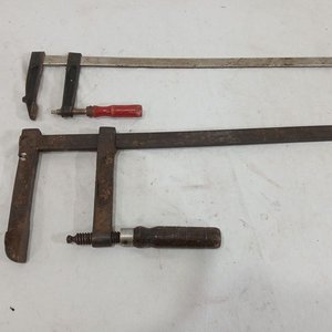 Lote siguiente: Lote de 2 Prensas de Carpintero Metálicas con Mangos de Madera