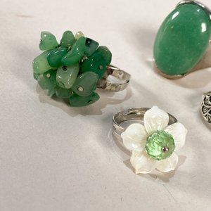 Lote de Cuatro Anillos con Piedras Verdes y Flor - imagen 3