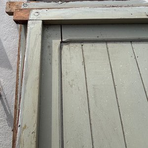 Puerta Antigua de Madera Panelada Color Grisáceo con Herrajes - imagen 7