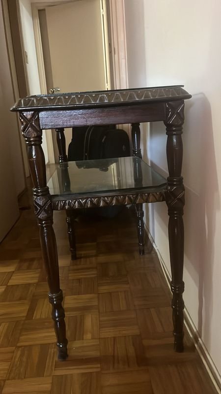 Lote siguiente: Mesa auxiliar tallada de 2 niveles