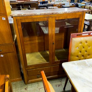 Mueble de madera con vitrina y cajones - imagen 1