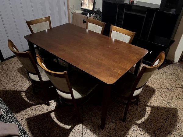 Juego de Comedor Mesa Rectangular de Madera en Tono Roble Oscuro Seis Sillas Respaldo de Madera Asiento Tapizado - imagen 1