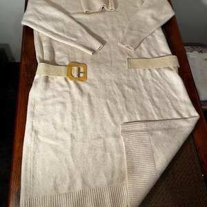 Buzo de Lana Cremoso con Cinturón y Bordado Frontal Talle XL - imagen 3