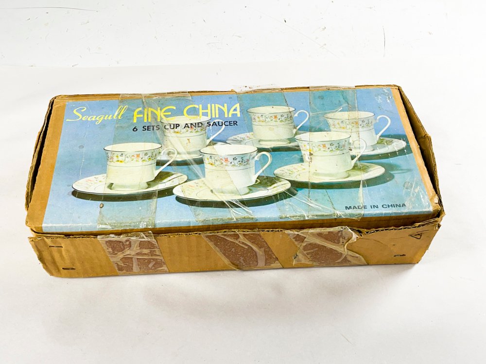 Lote anterior: Tazas en loza blanca florales con platillo
