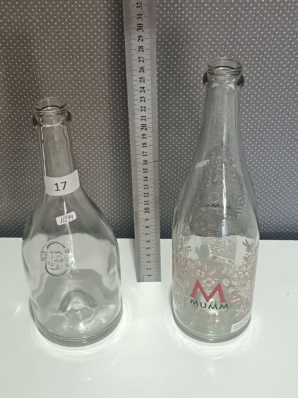 Dos botellas de licor vacías - imagen 4