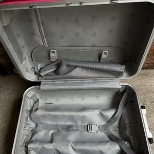 Valija Rígida Fucsia Marca Rrkadi con Cerradura de Combinación - imagen 8