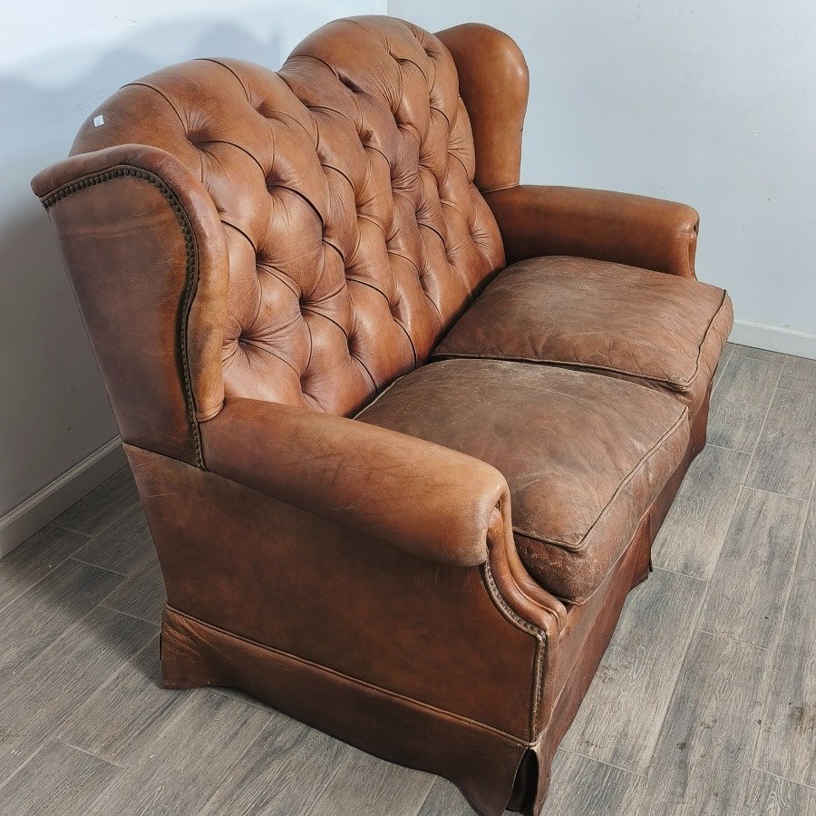 Sillón de cuero natural con respaldo capitoneado y almohadones desgastados - imagen 3