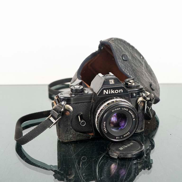 Lote siguiente: Cámara reflex de 35mm Nikon EM con estuche