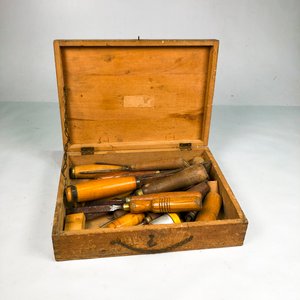 Caja de Madera con Herramientas para Talla - imagen 2