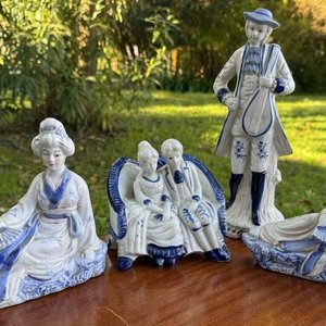 Lote siguiente: 4 figuras en loza esmaltada asiatica de estilo victoriano (caballero, damas y 2 geishas mas un jarron)