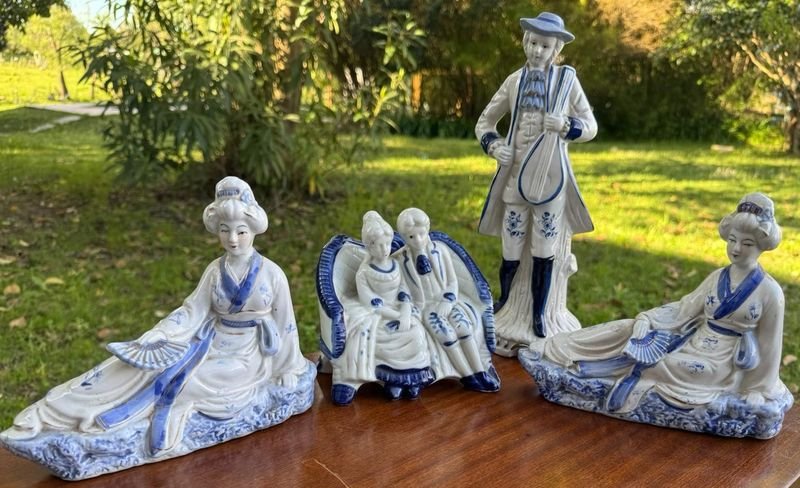 4 figuras en loza esmaltada asiatica de estilo victoriano (caballero, damas y 2 geishas mas un jarron)