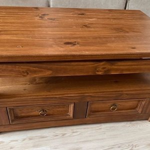 Lote siguiente: Mesa de centro de madera con 4 cajones y tapa rebatible
