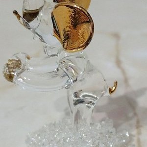 Figura Elefante de Cristal Transparente con Detalles en Oro Líquido - imagen 3