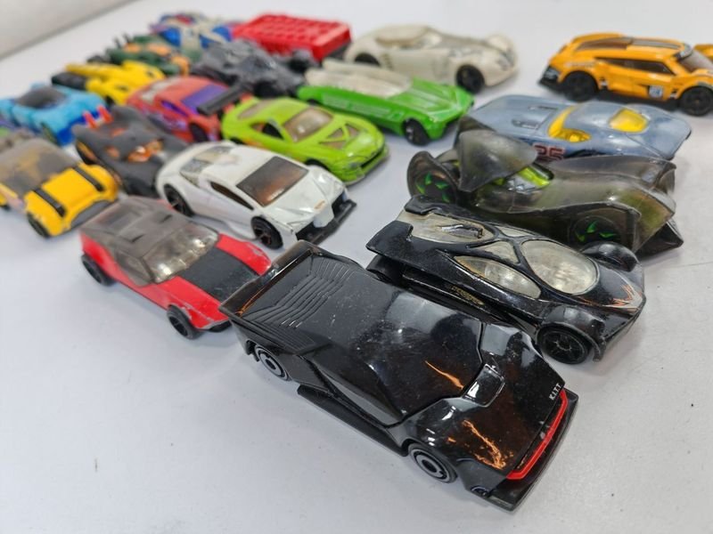 Colección de 20 Hot Wheels en diferentes colores y materiales - imagen 3