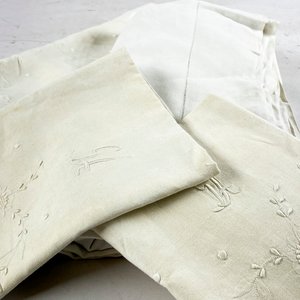 Lote de Textiles Blancos: Mantel, Sábana y Servilletas Bordadas - imagen 3
