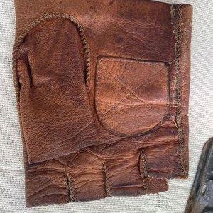 Guante de Cuero Vintage y Patente de Circulación Antigua - imagen 3
