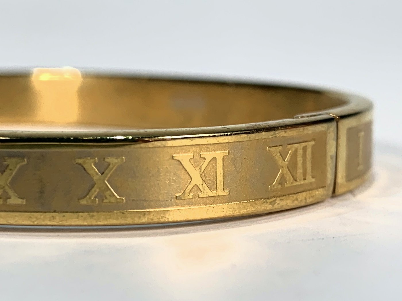 Pulsera Dorada con Números Romanos y Cierre
