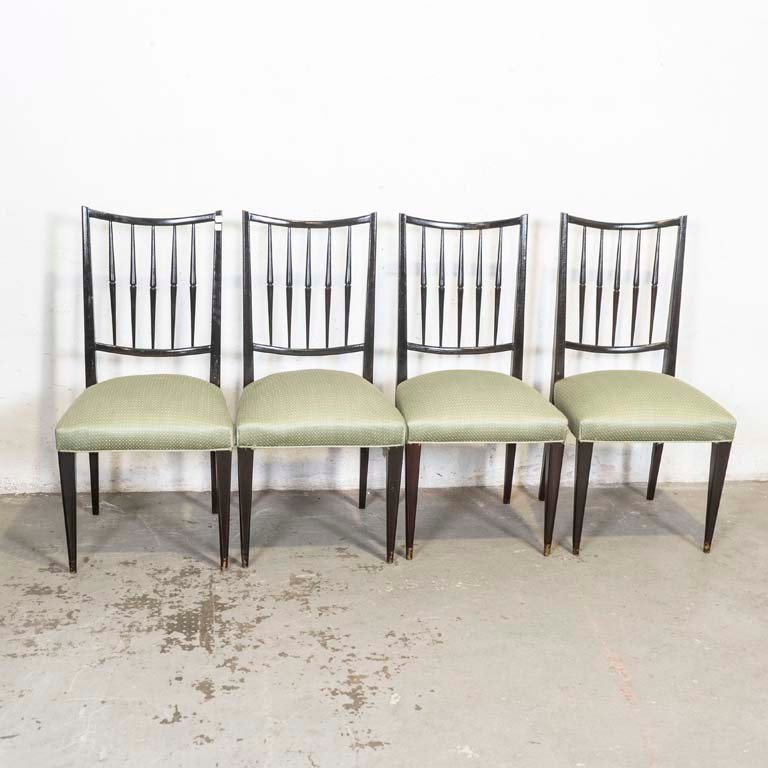 Juego de Cuatro Sillas Americanas con Asientos Tapizados
