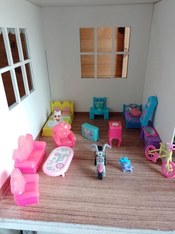 Casa de muñecas con muebles y accesorios - imagen 4