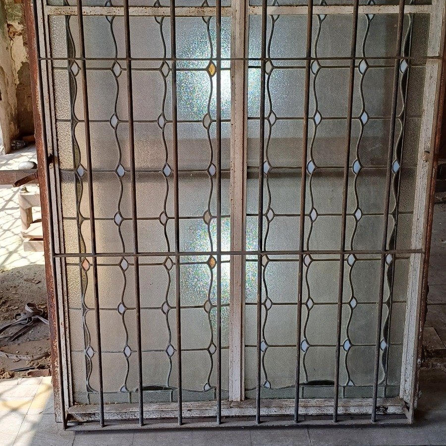 Ventana de hierro con vitrales decorados - imagen 3