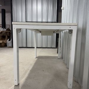 Escritorio Blanco Moderno con Estructura Metálica y Tapa de Madera - imagen 5