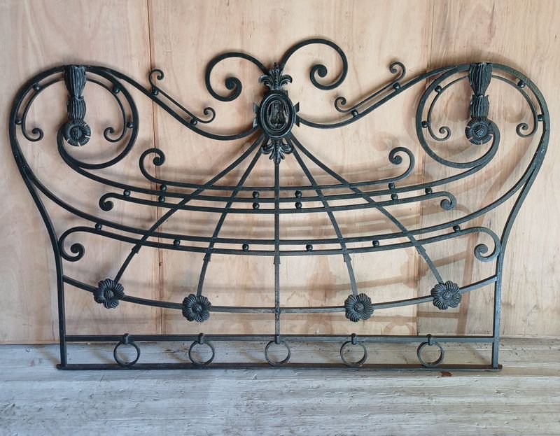 Lote siguiente: Reja Antigua en Hierro Forjado con Apliques Decorativos