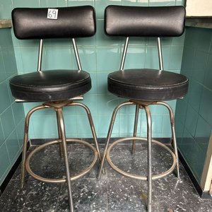 Par de Banquetas Metálicas con Respaldo - imagen 2