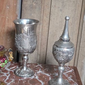 Lote de piezas decorativas: florero bronce, samovar pintado, copas y platillos - imagen 4