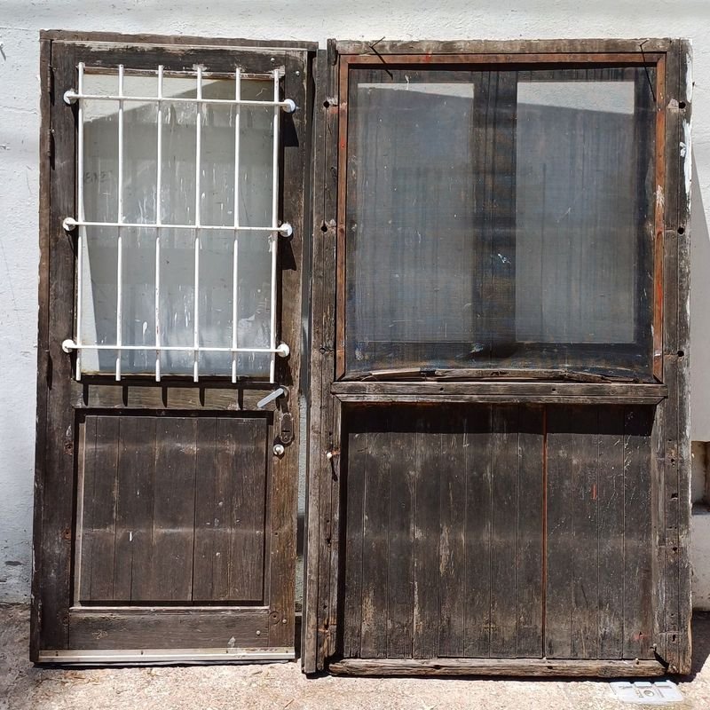 Puerta de entrada con reja y marco + tramo fijo con ventana batiente de 2 hojas