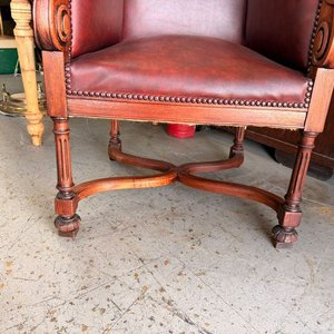 Sillón Antiguo de Respaldo Alto con Tapizado Bordó y Tachas - imagen 4