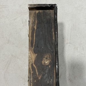 Estante Repisa Artesanal de Madera Oscura con Tres Niveles - imagen 6