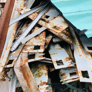 Cajón Metálico con Materiales Varios para Construcción - imagen 2