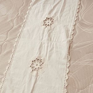 2 Manteles y 2 Caminos de Mesa Bordados Blancos y con Cinta - imagen 8