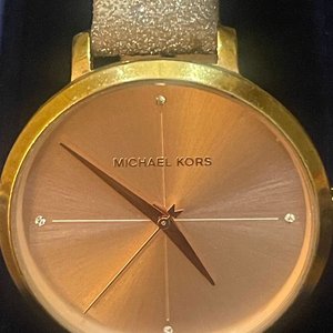 Reloj Michael Kors MK2794 Rose Gold con Cristales y Correa Brillante - imagen 8