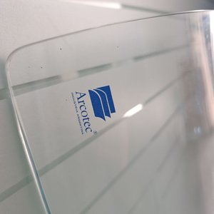 Paneles de Vidrio Templado Curvado con Ploteo "Club Fortuna" - imagen 4