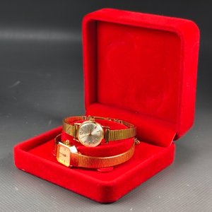 Lote siguiente: Dos Relojes de Dama Dorados: Citizen Octogonal y Antiguo Águila 17 Rubíes