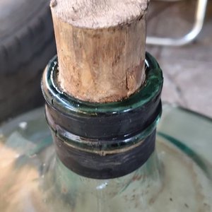 Damajuana Grande de Vidrio Verde 60 Litros con Tapa de Madera - imagen 2