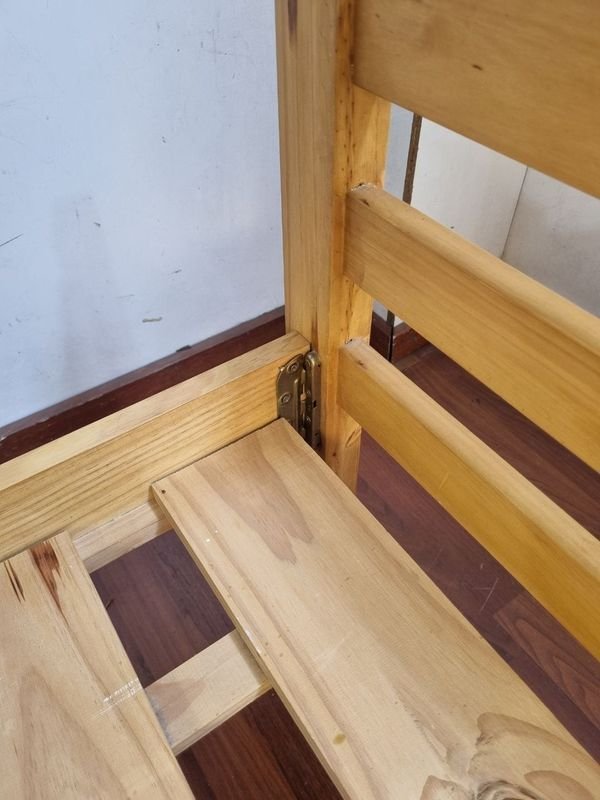 Cama de madera antigua con estructura y tablas - imagen 4