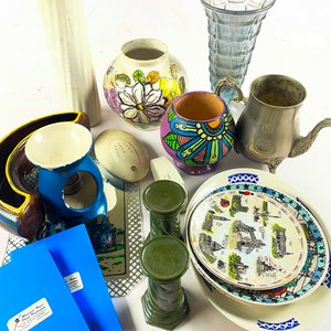 Lote Variado: Platos de Postre, Florero, Encendedor y Centro de Cerámica - imagen 4