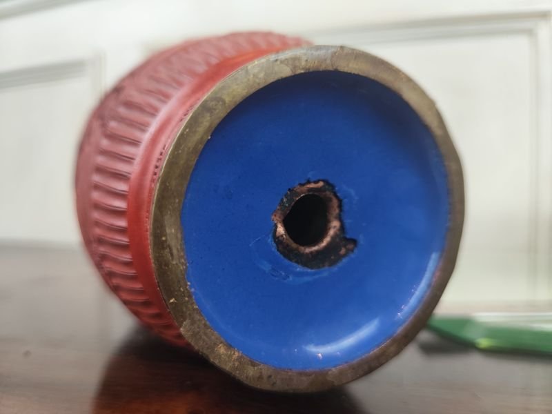 Antiguo florero en laca cinabar sobre bronce interior esmaltado azul con perforación en la base - imagen 5