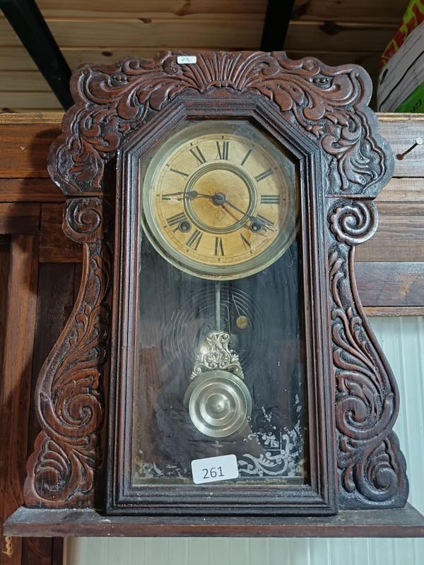 Reloj de Pared Antiguo con Péndulo y Caja Tallada