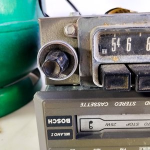 Garrafa Supergas Verde con Farol, 2 Autorradios Antiguas y Plásticos de Vehículo - imagen 4