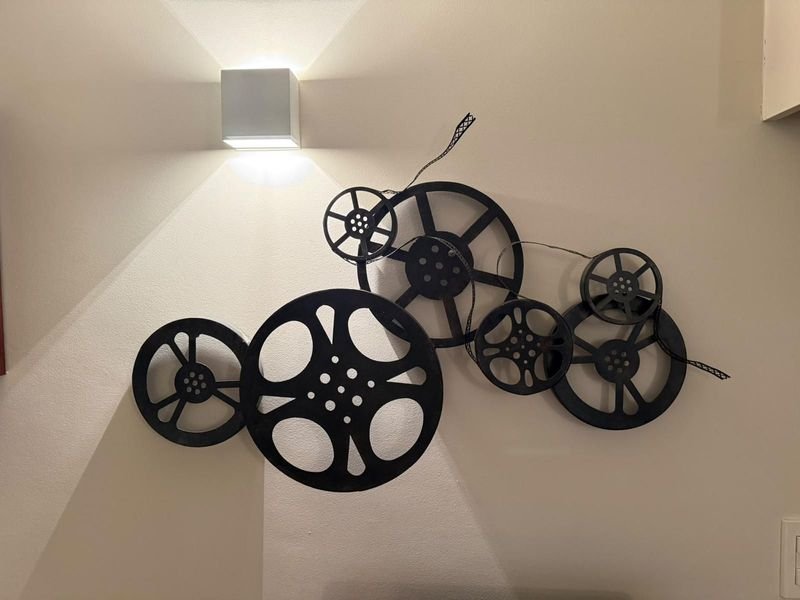Adorno de Pared Cinematográfico con Ruedas de Película