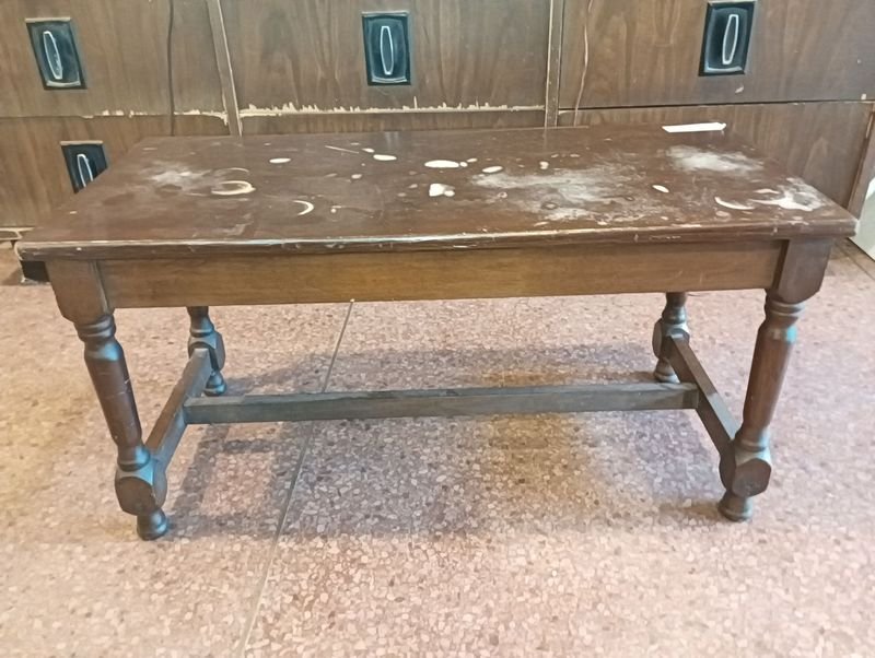 Lote siguiente: Mesa ratona de madera antigua