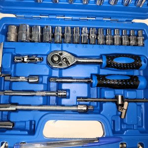 Juego de 82 Piezas de Dados y Llave Cricket en Valija Azul - imagen 3