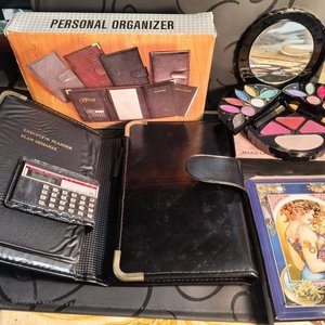 Lote siguiente: Organizador Personal y Set de Maquillaje Vintage
