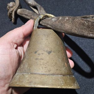 Cencerro Antiguo de Bronce con Correa de Cuero - imagen 9