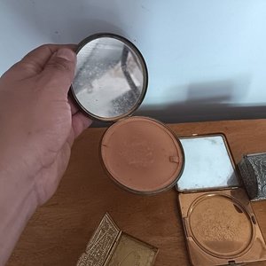 Lote de Adornos Indígenas y Cajas Antiguas para Maquillaje - imagen 8