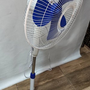 Ventilador de Pie Blanco y Azul con 3 Velocidades y Oscilación - imagen 3